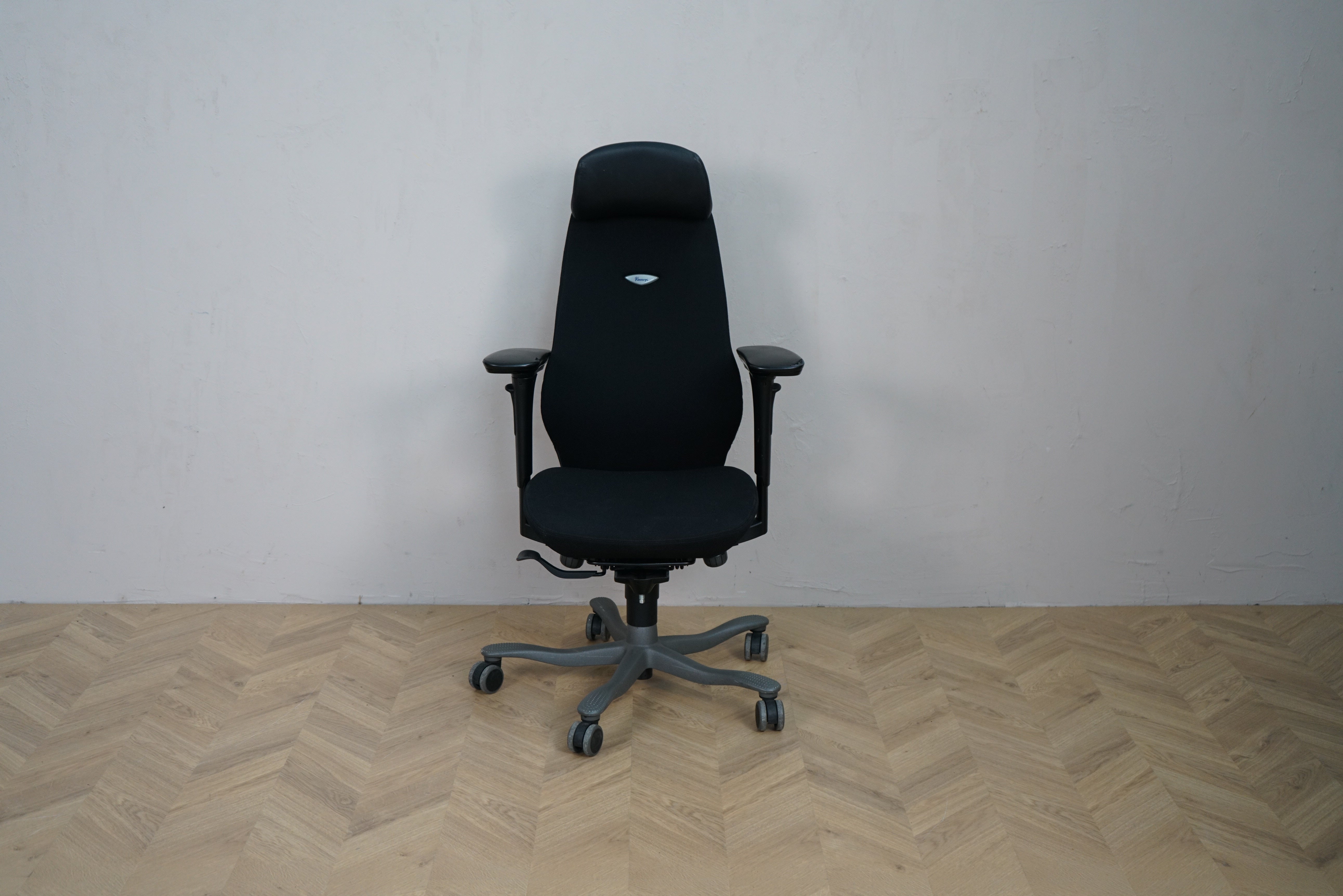 Kinnarps 6000 Free Float kontorstol i sort med armlæn og nakkestøtte – set forfra